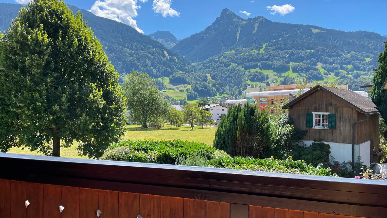 Freier Blick über die Felder und auf die Berge Freier Blick über die Felder und auf die Berge